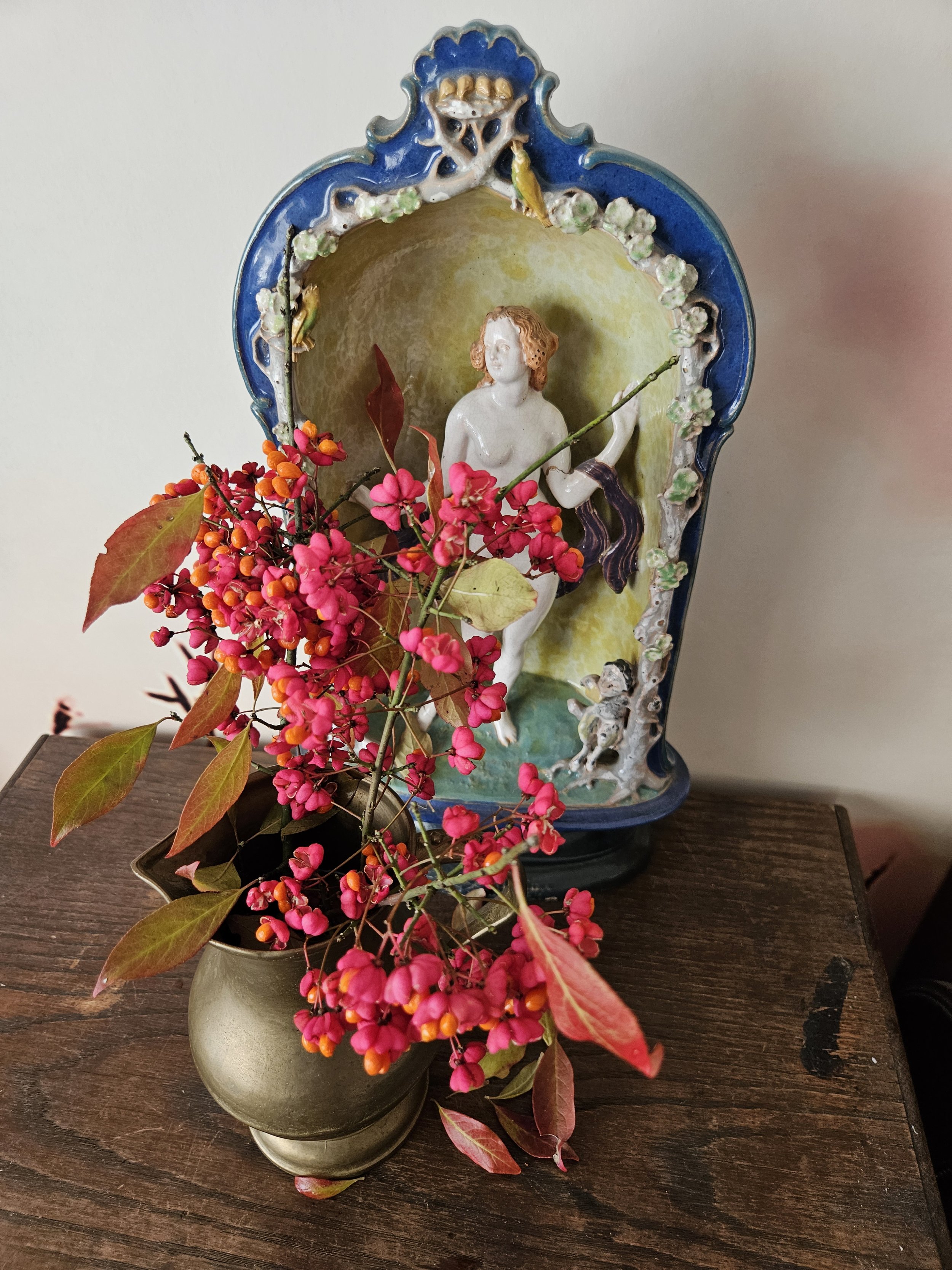 Spindelstrauchzweit mit einer Porzellanfiguer – Naturmagie, keltischer Schamanismus und psychologische Beratung IKP