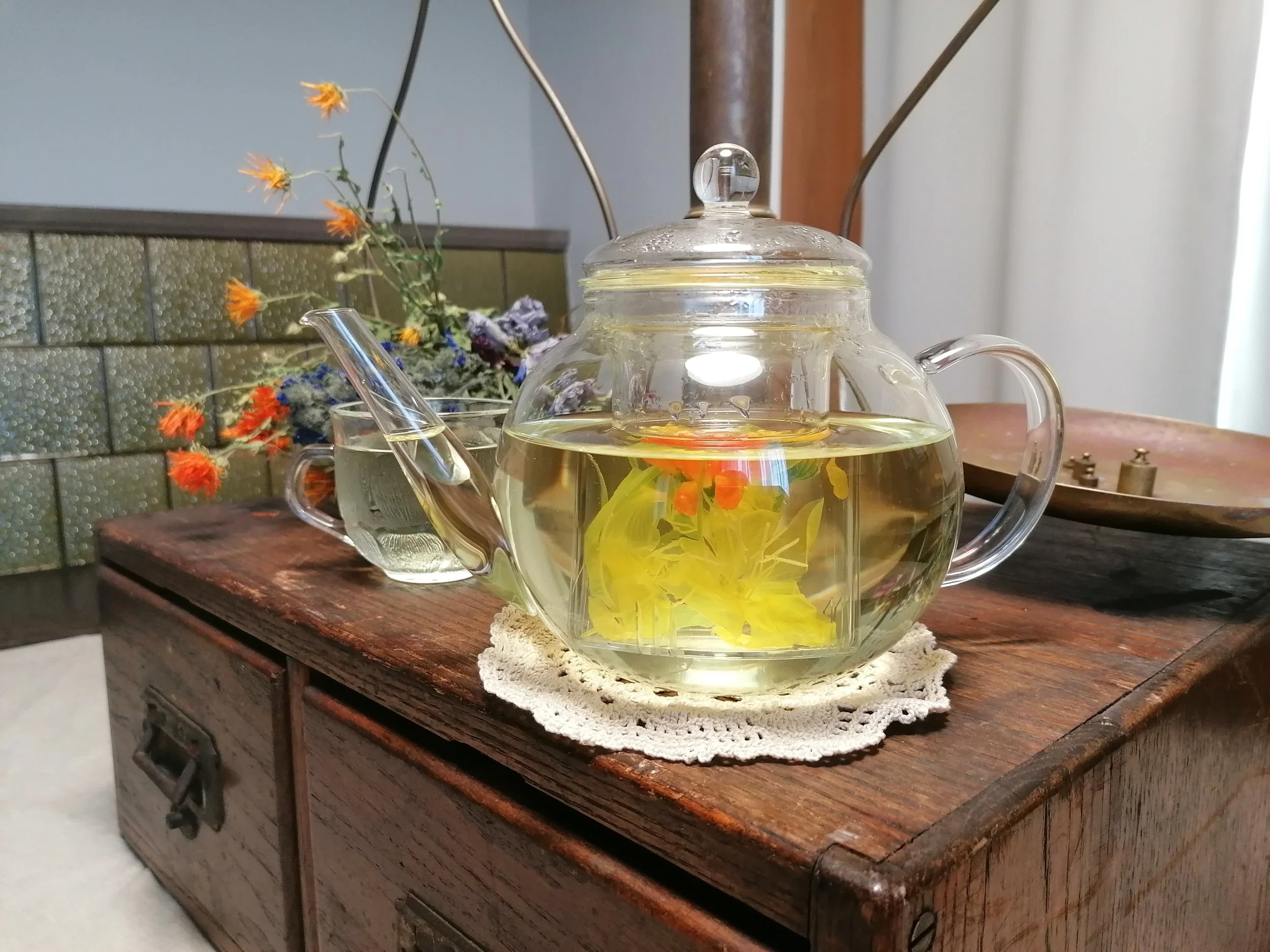 Glaskrug mit Kräutertee und Blüten, Naturkrafterlebnis für zwei, Naturmagie Luzern