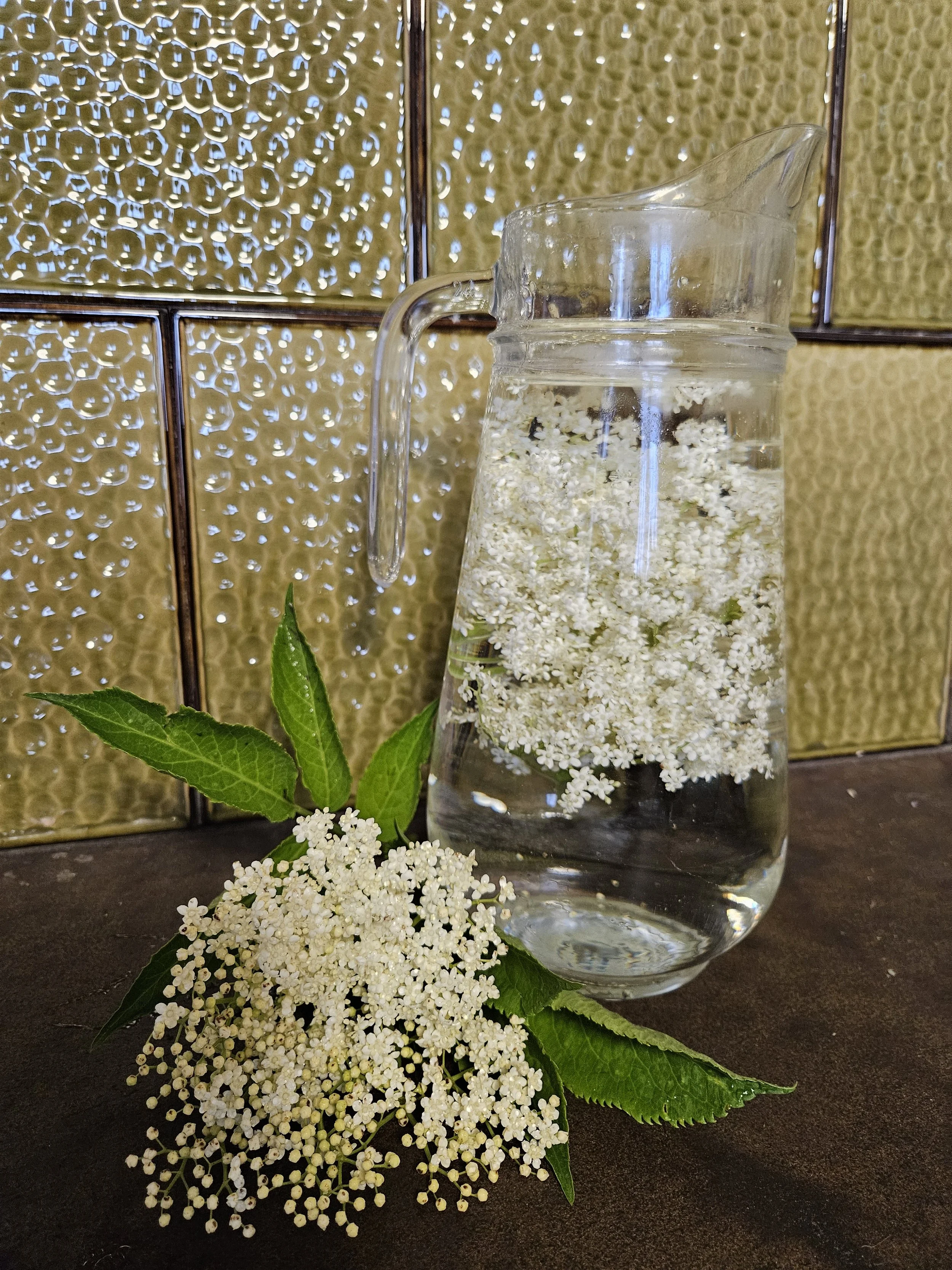 Holunderblütenwasser - eine sommerliche Erinnerung an Frau Holle. In alten Überlieferungen wurde ihr der Holunderbaum zugeordnet.
