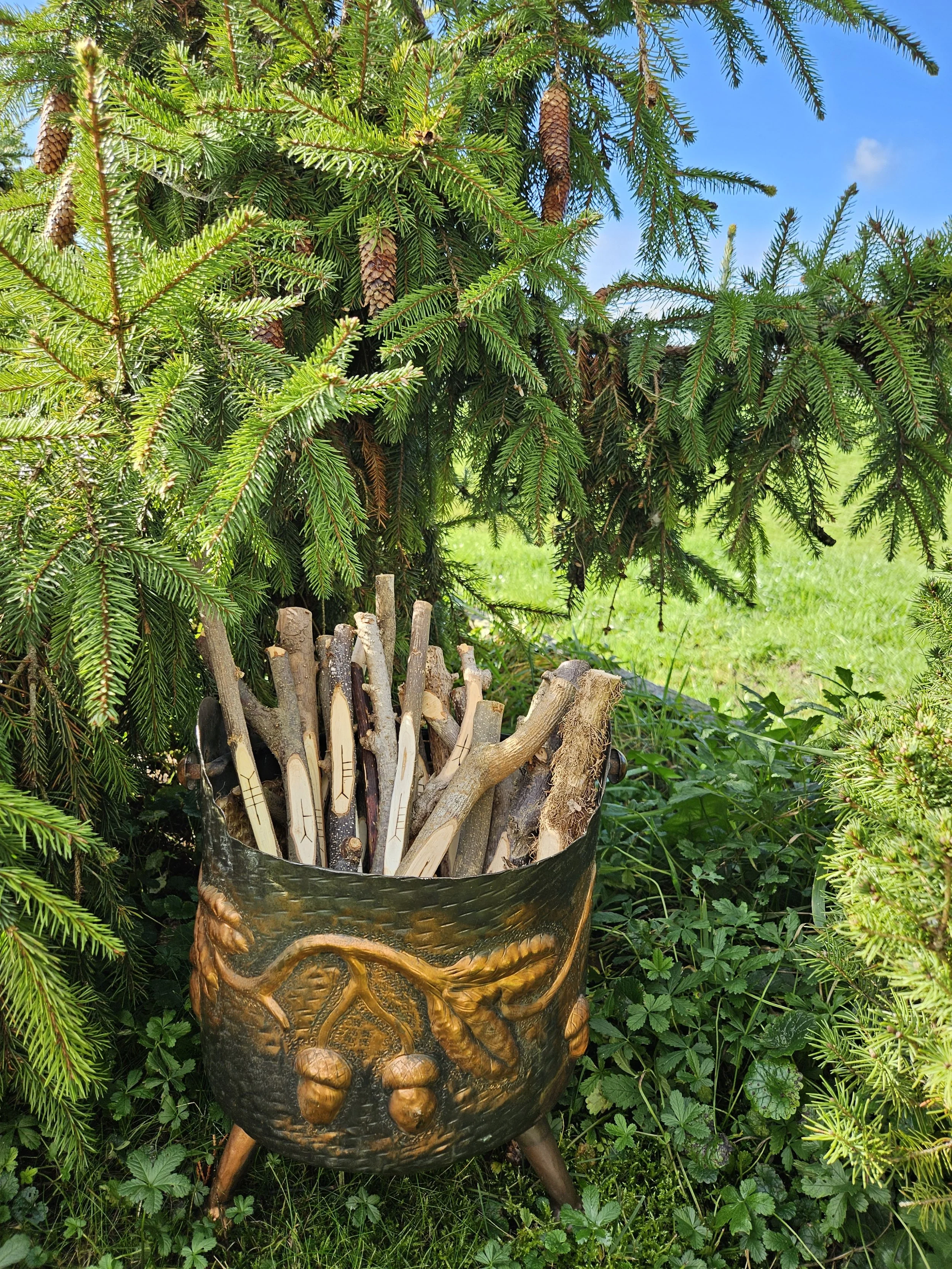 Selbstgefertige Baum-Ogham-Stäbe in Dreibeinkessel für keltische Energiearbeit und Rituale Luzern
