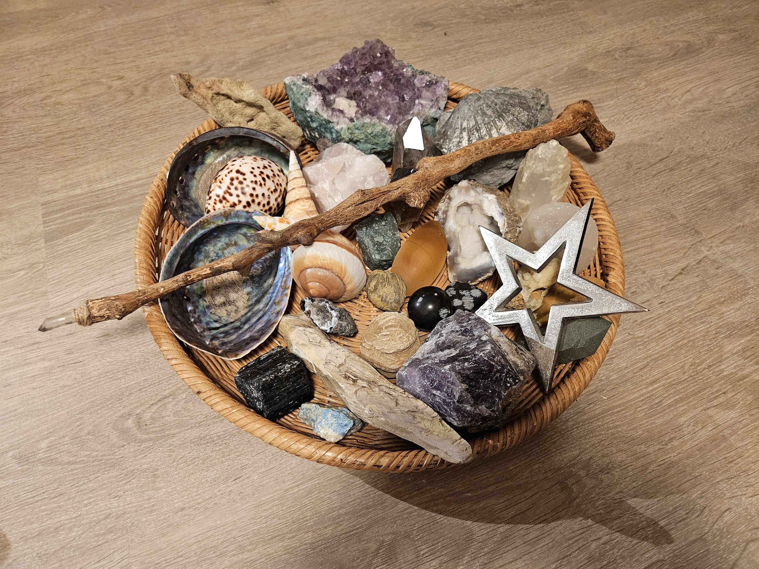 Keltisch schamanische Kraftobjekte mit Mineralien, Ritualstab, Muscheln und Hühnergott Lochstein für keltische Begleitung Luzern
