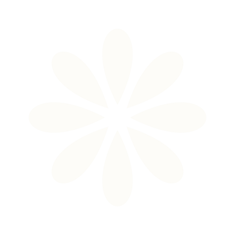 Symmetrisches Blümchenmuster mit weißen Blütenblättern auf schwarzem Hintergrund.