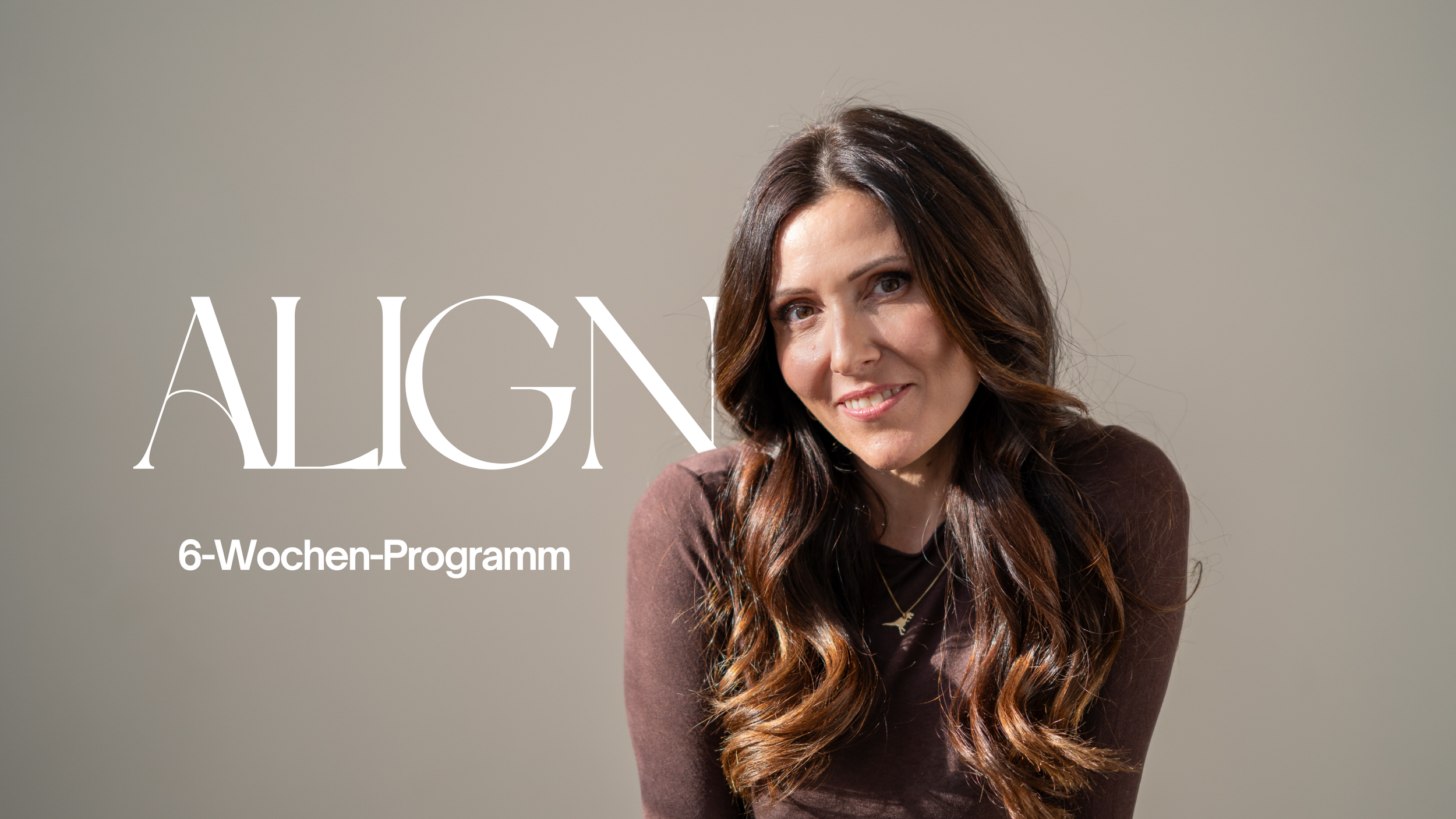 Porträt einer Frau mit langen, braunen Haaren, die auf einem grauen Hintergrund sitzt. Text auf dem Bild liest 'ALGIN 6-Wochen-Programm'.