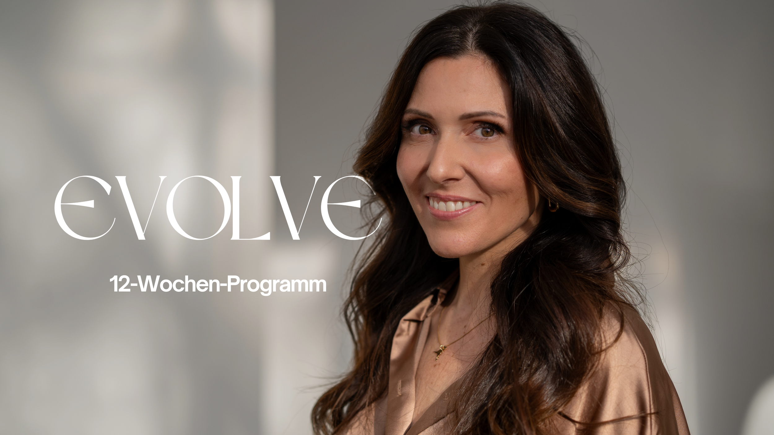 Eine Frau mit langen, dunklen Haaren, lachend, trägt eine braune Bluse, im Hintergrund unscharf, Text 'evolve' und '12-Wochen-Programm'