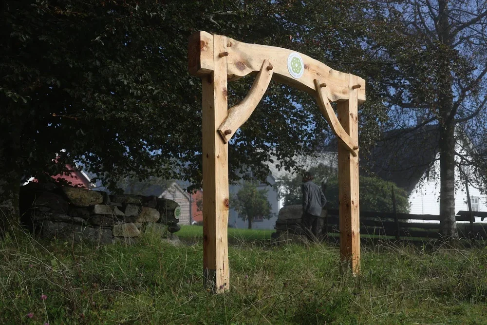 Ny velkomstgrind på gjestegård