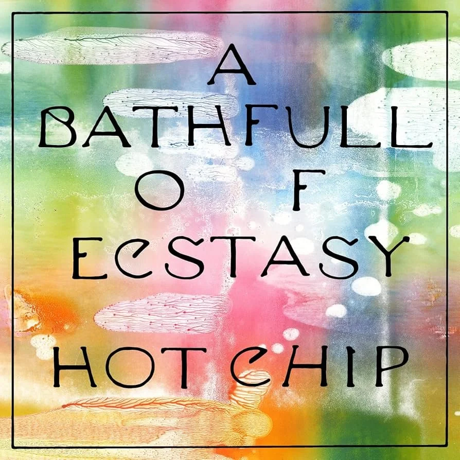 Une image colorée avec un texte en anglais disant: "A BATHFULL OF ECSTASY HOT CHIP".