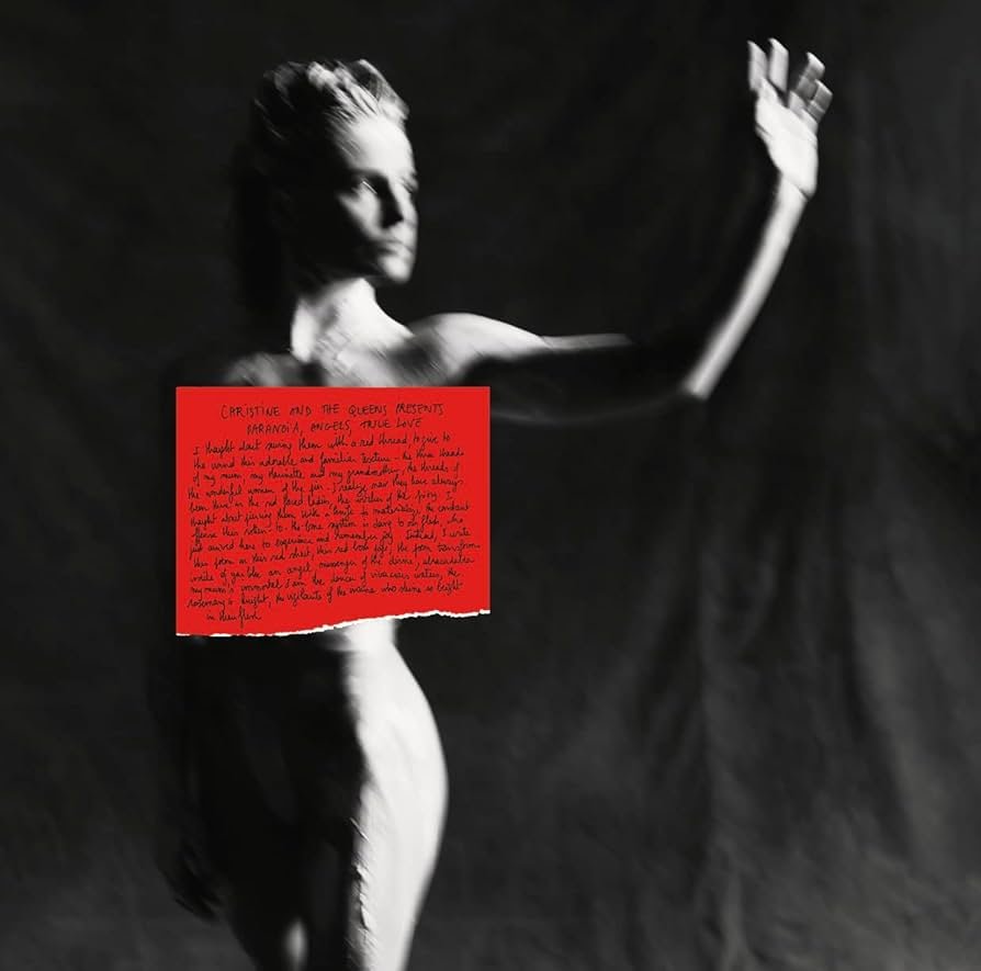 Figure artistique d'une femme nue dans un style monochrome, avec un carré rouge de texte écrit à la main couvrant sa poitrine.