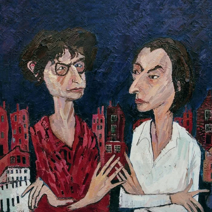 Peinture de deux femmes aux traits exagérés, une portant des lunettes et une en chemise blanche, avec un fond de bâtiments en rouge et blanc.
