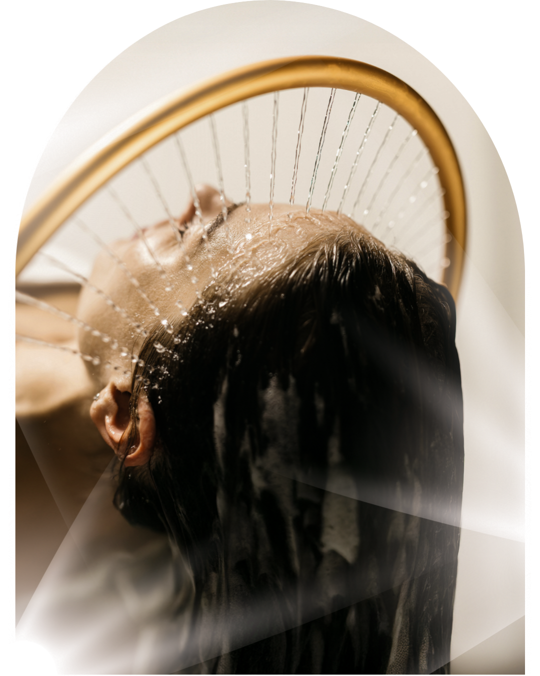 Une femme subissant un soin head spa, allongée avec les yeux fermés.