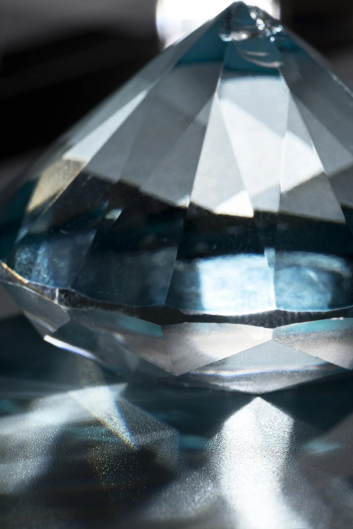 Un gros plan sur un diamant brillant et ses reflets.