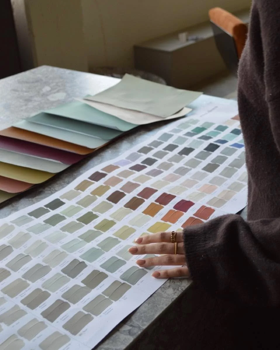 ~Nieuwe week, nieuwe kleurinspiratie~🤎✨
Kleur bepaalt de sfeer in een ruimte, maar het kiezen ervan kan best overweldigend zijn.
Daarom kijk ik met je mee: wat heeft jouw interieur nodig? Meer rust, warmte, contrast of juist een vleugje karakter?
Sa