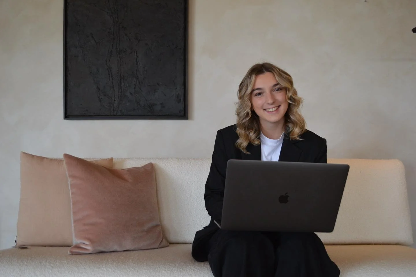 Wat ooit begon als een liefde voor mooie interieurs, is uitgegroeid tot mijn grootste passie.🤎
Ik ben dit begonnen omdat ik het geweldig vind om anderen te helpen hun huis &eacute;cht eigen te maken. Samen vertalen we jouw wensen en persoonlijkheid 