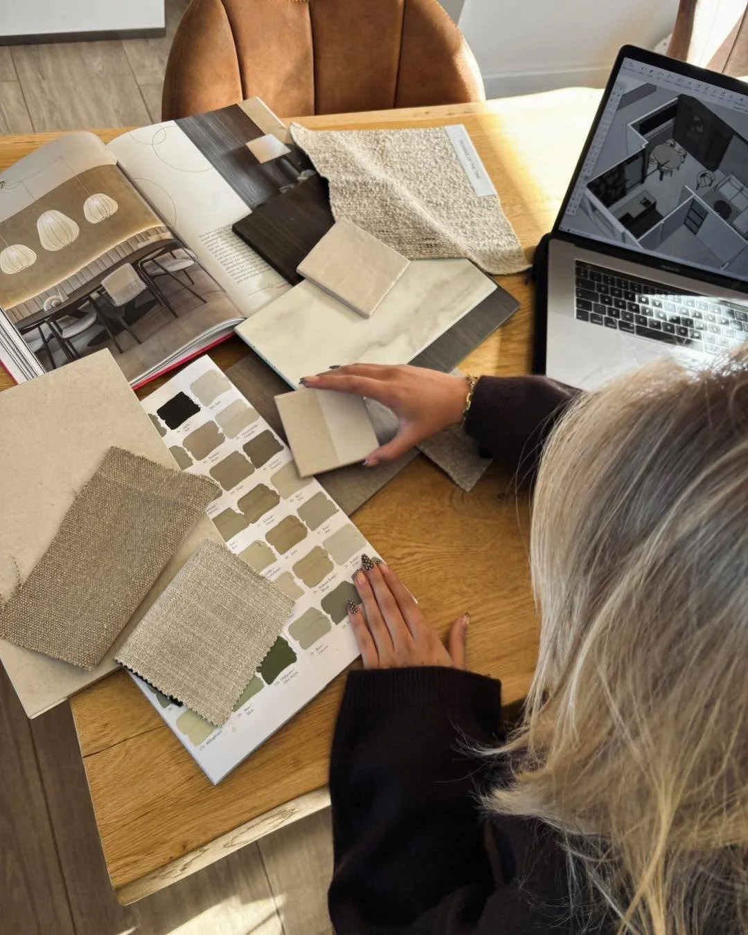 ~Hi! Ik ben Mila~
Ik ben 18 jaar en studeer interieurvormgeving aan het SintLucas in Boxtel.
Mijn passie? Ruimtes cre&euml;ren die rust, sfeer en persoonlijkheid uitstralen. 🌿🤎

Ik help je met het vormgeven van jouw interieur &mdash; door middel va