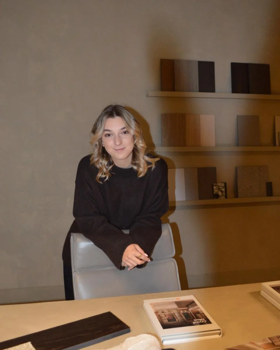 Dit is h&eacute;t moment om je interieur klaar te maken voor cosy dagen binnen: warme materialen, zachte kleuren, sfeerverlichting en subtiele kerstdetails die direct harmonie brengen. ✨

Of je nu behoefte hebt aan meer balans in je indeling, nieuwe 