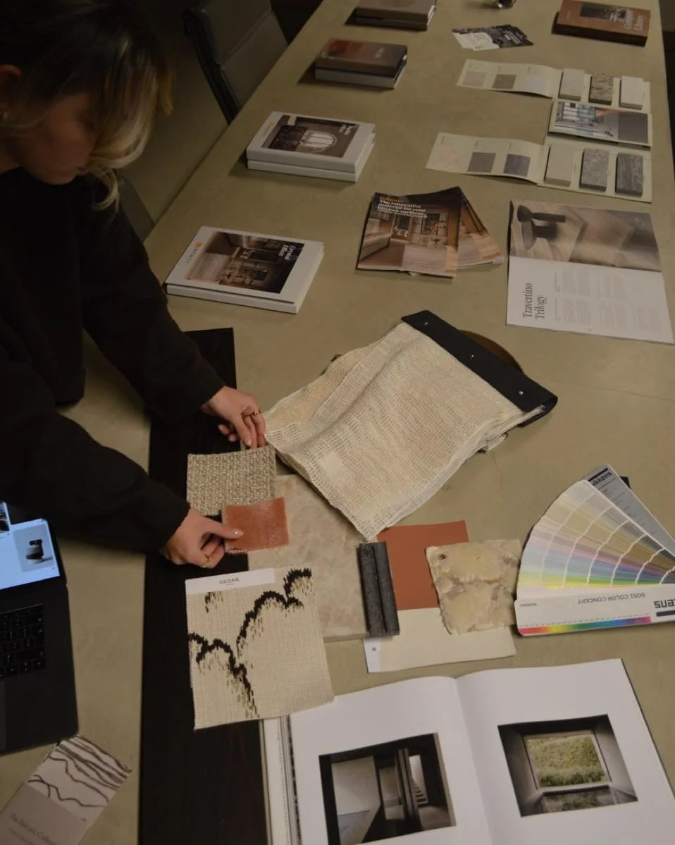 Elk interieur begint met zoeken. 

Materialen verzamelen, kleuren naast elkaar leggen en blijven schuiven tot de juiste balans ontstaat. Door te kijken, te voelen en te vergelijken groeit het ontwerp stap voor stap &mdash; rustig, doordacht en met aa