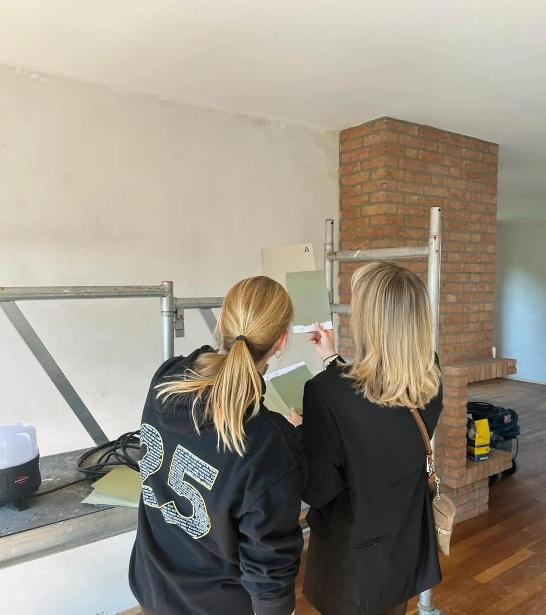 - Een kijkje in mijn interieurproject in Munstergeleen -

Voor dit project heb ik een volledig ontwerp mogen maken waarin rust, warmte en balans centraal staan. Ik heb bewust gekozen voor natuurlijke materialen en zachte, aardse kleuren om een tijdlo