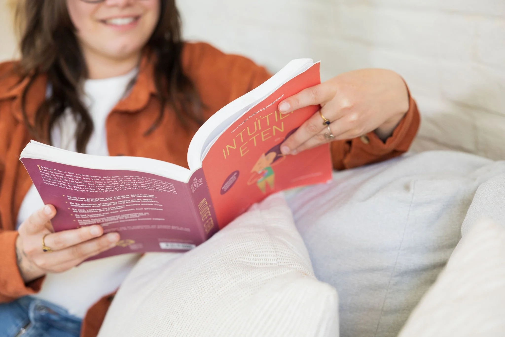 Dietist Linter leest boek