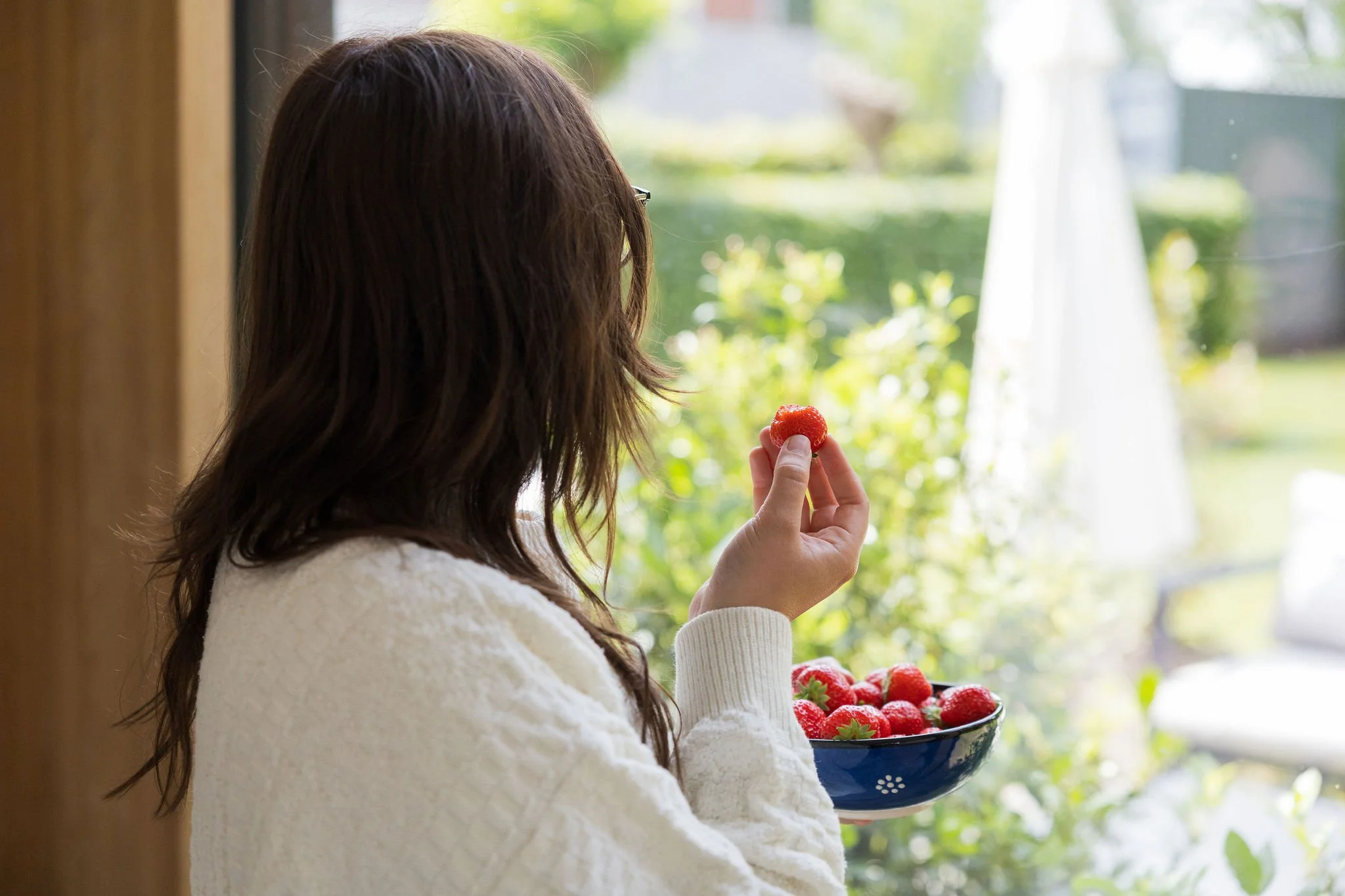 Dietist emotioneel eten eet aardbei in Tienen