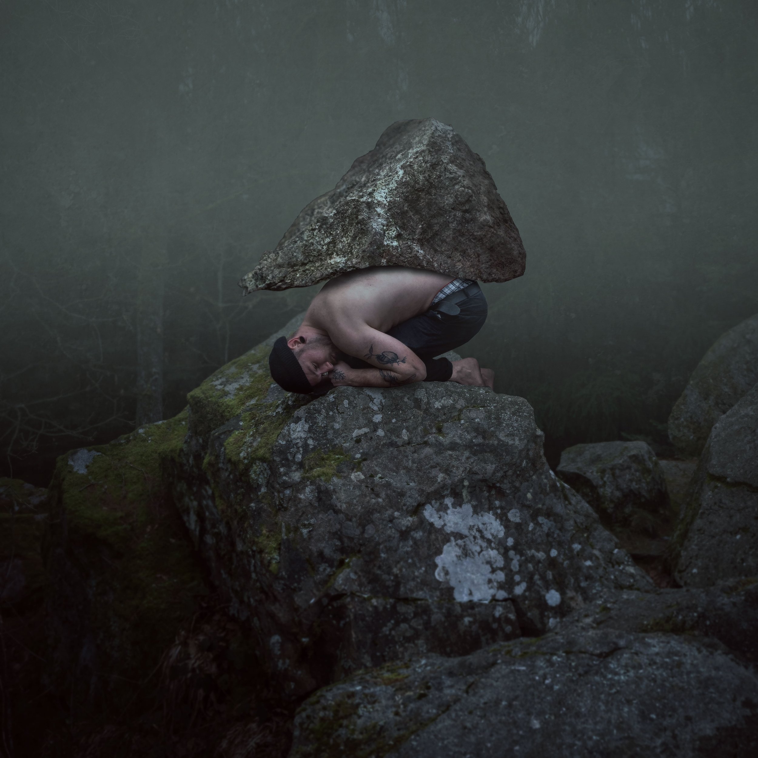 Ein Mann, der in einer Hockstellung auf Felsen im Wald sitzt, mit einem großen Stein auf den Schultern, unter einem großen Stein, bei Dämmerung oder bewölktem Himmel, minimalistischer, mystischer Stil.