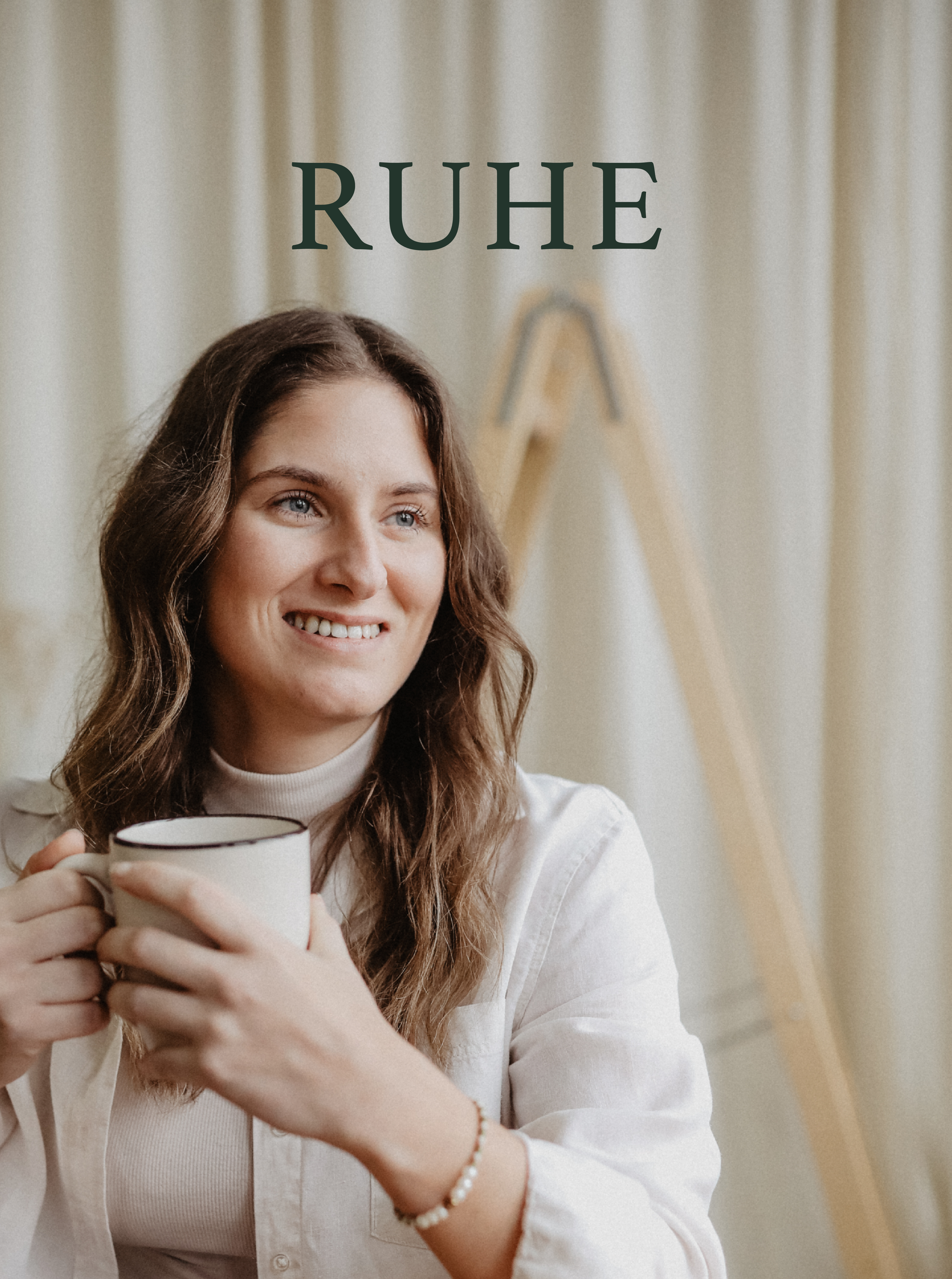 Eine lächelnde Frederike, die eine Tasse in der Hand hält und drinnen vor beigen Vorhängen sitzt, mit dem Wort „RUHE“ über ihr.