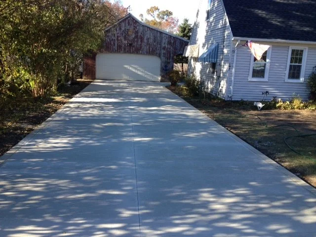 SpartanConcreteServices-BrushFinish-Concrete-drivewaytogarage.jpg