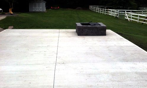 Spartan-Concrete-Services-StampConcretePatio-builtinfirepit.jpg