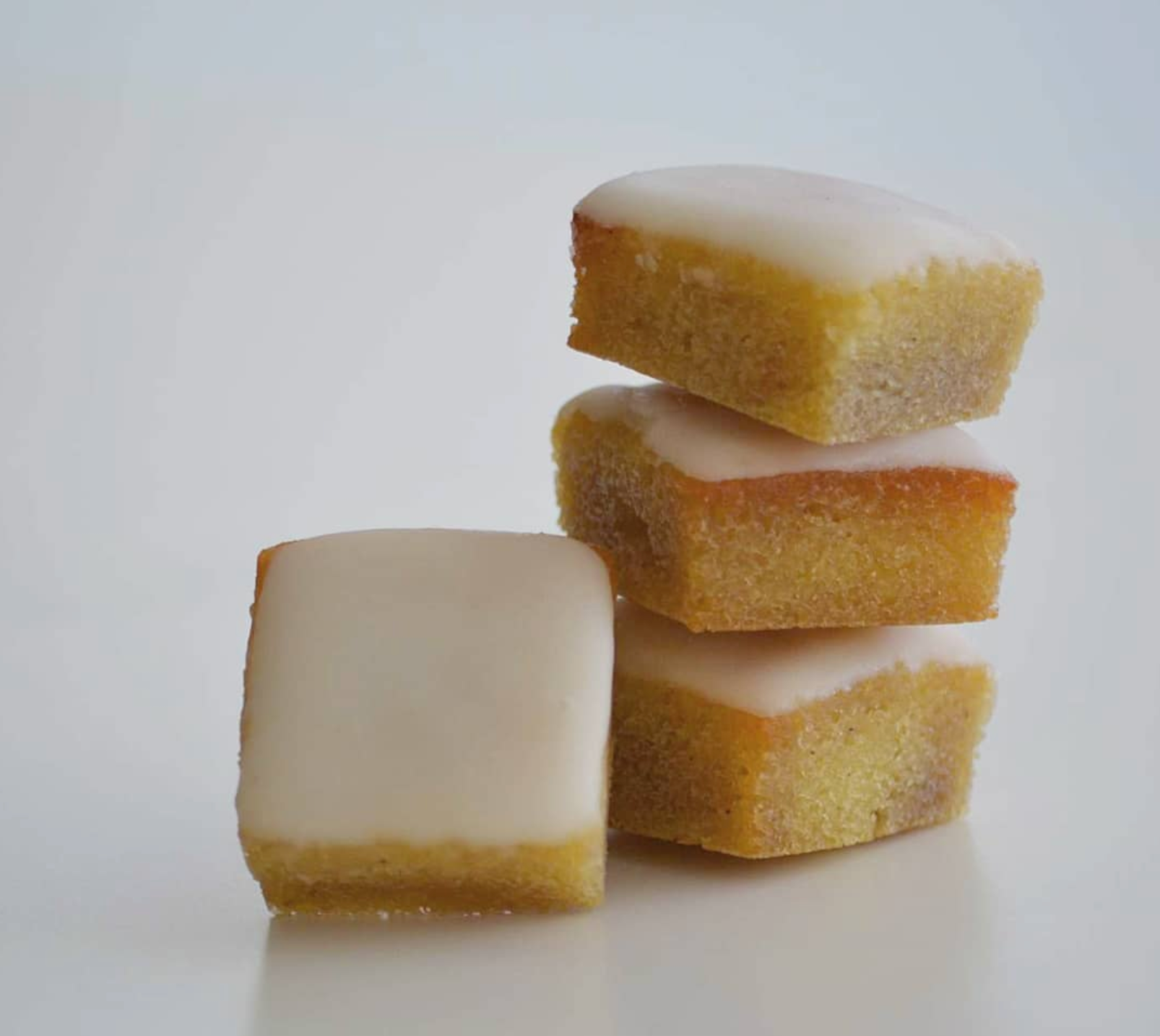 Minis gâteaux nantais façon mignardises. Gâteaux fondant aux amandes, imbibés de rhum des Antilles et nappés de glace royale croquante. 