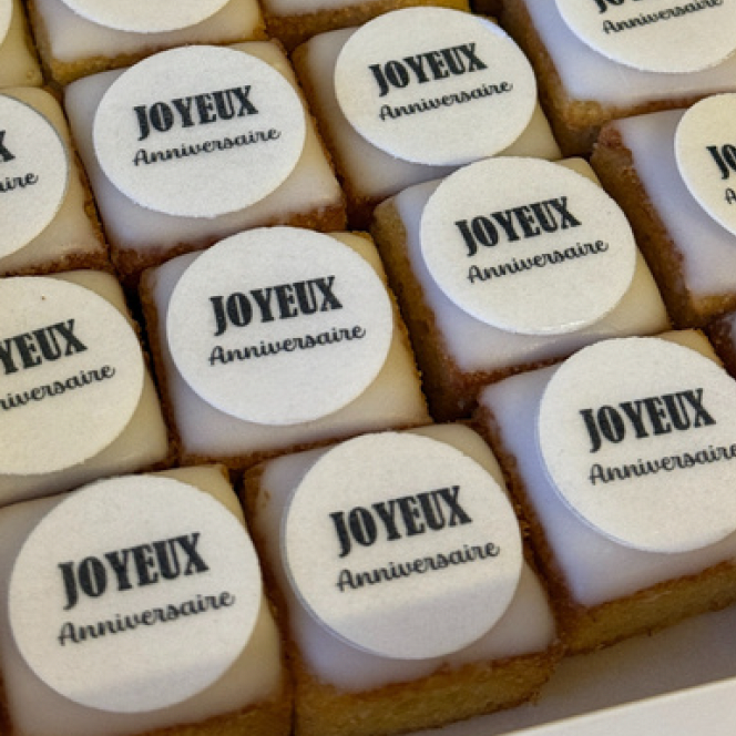 Gâteaux nantais miniatures personnalisables, anniversaire, depart en retraite, événements d'entreprise, buffet sucré.