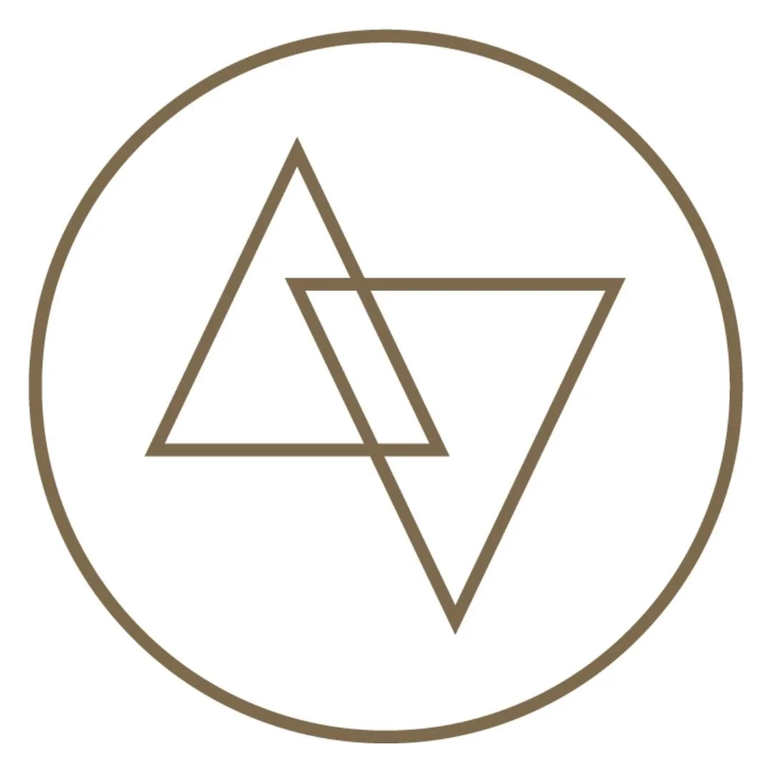 Two triangles in a circle