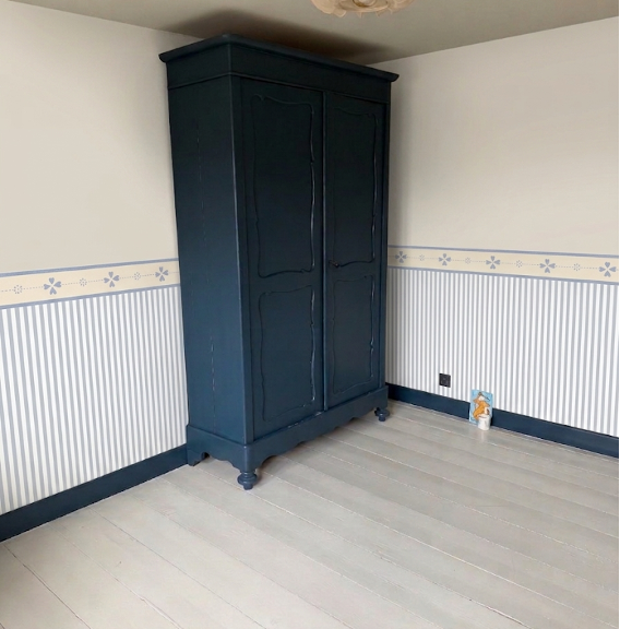 Render van de babykamer in Weesp met donkerblauwe antieke kast en blauw-witte wandafwerking