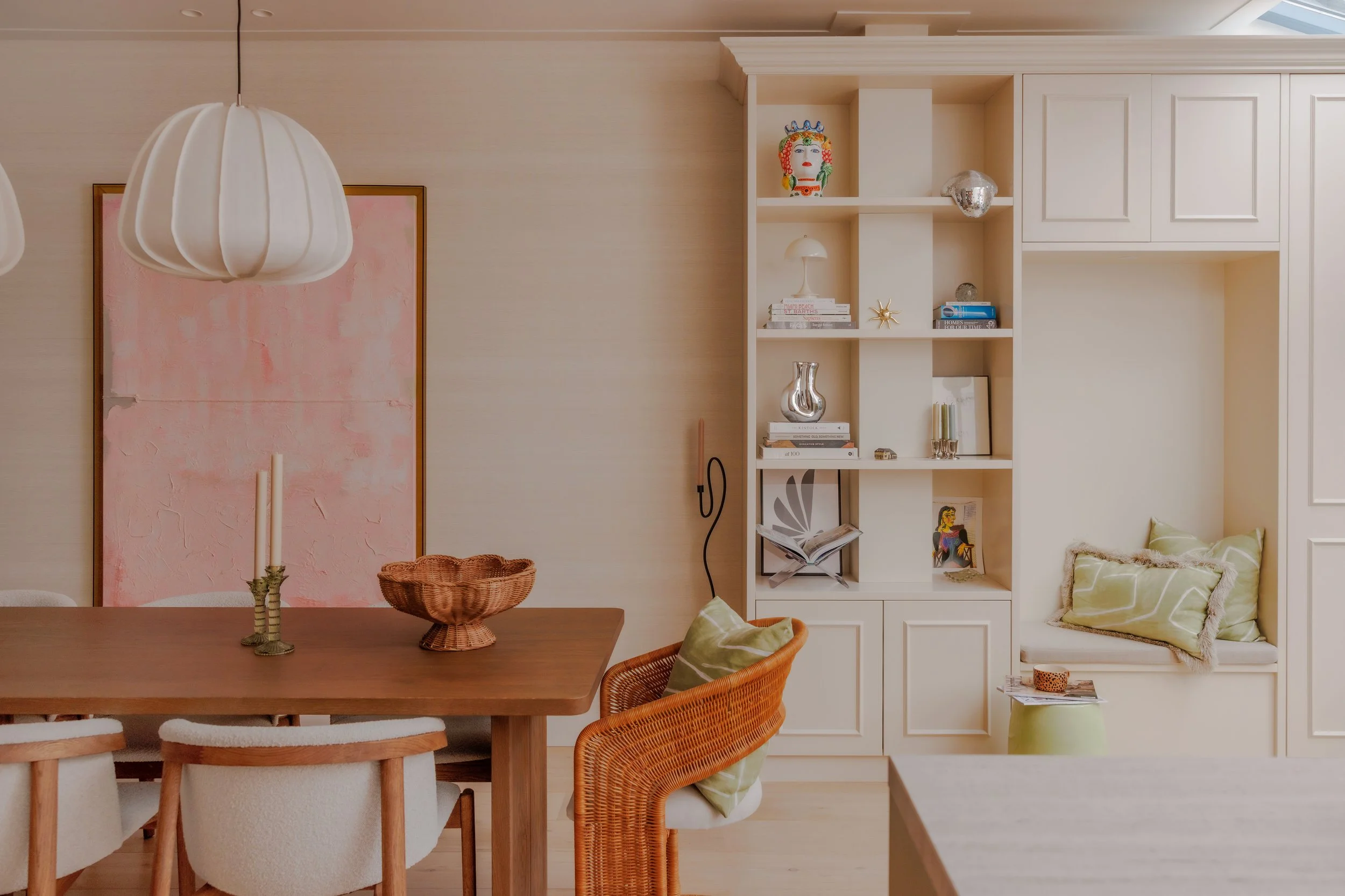 Interieurproject in Bloemendaal met maatwerk kast, houten eettafel en warme natuurlijke materialen