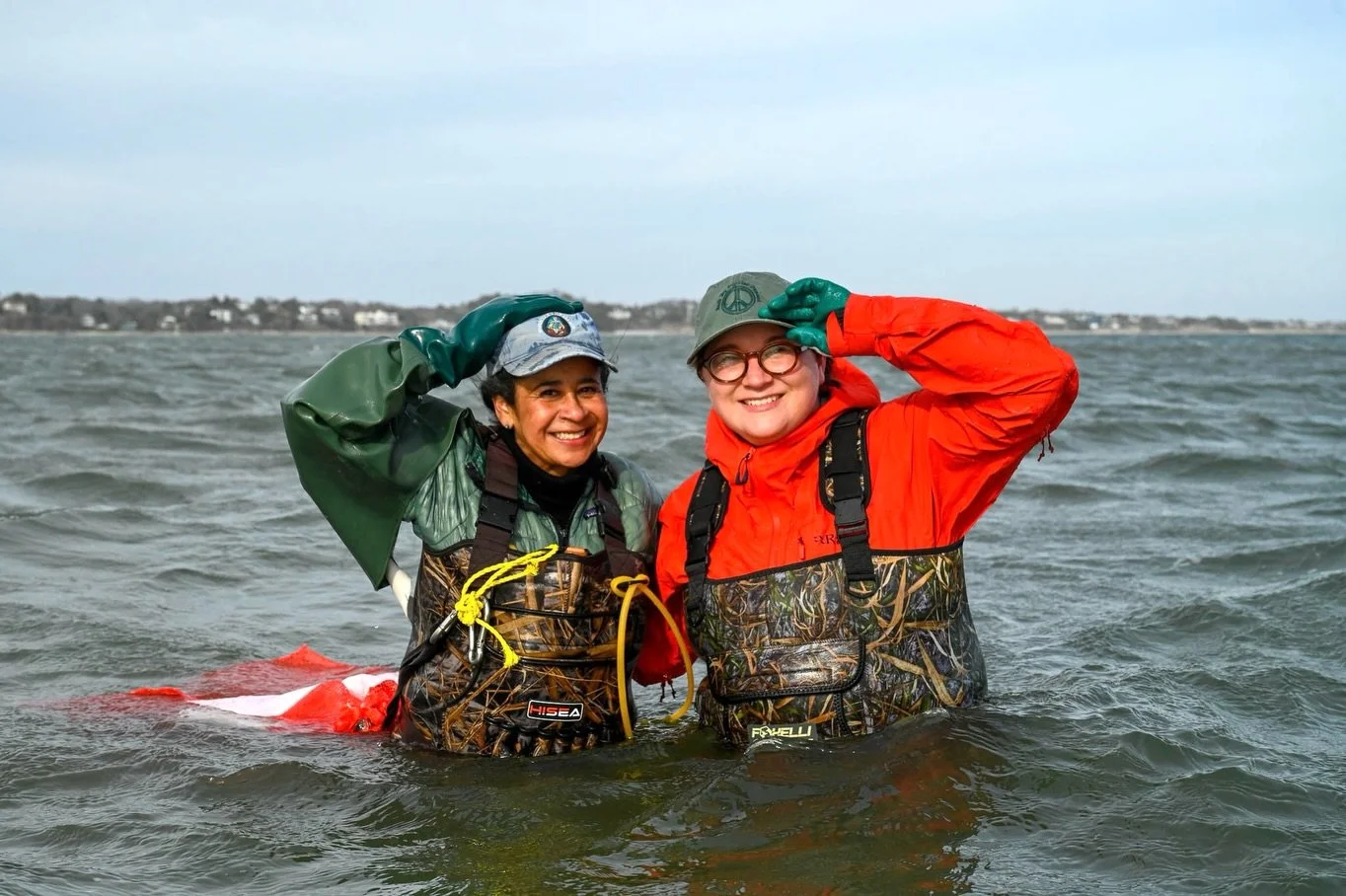 Always so grateful to volunteer with the @shinnecockkelpfarmers and have an excuse to be out on the bay. Even at 40 degrees, I'd much rather be out here. 
 
Thank you again Danielle! Looking forward to the next one.