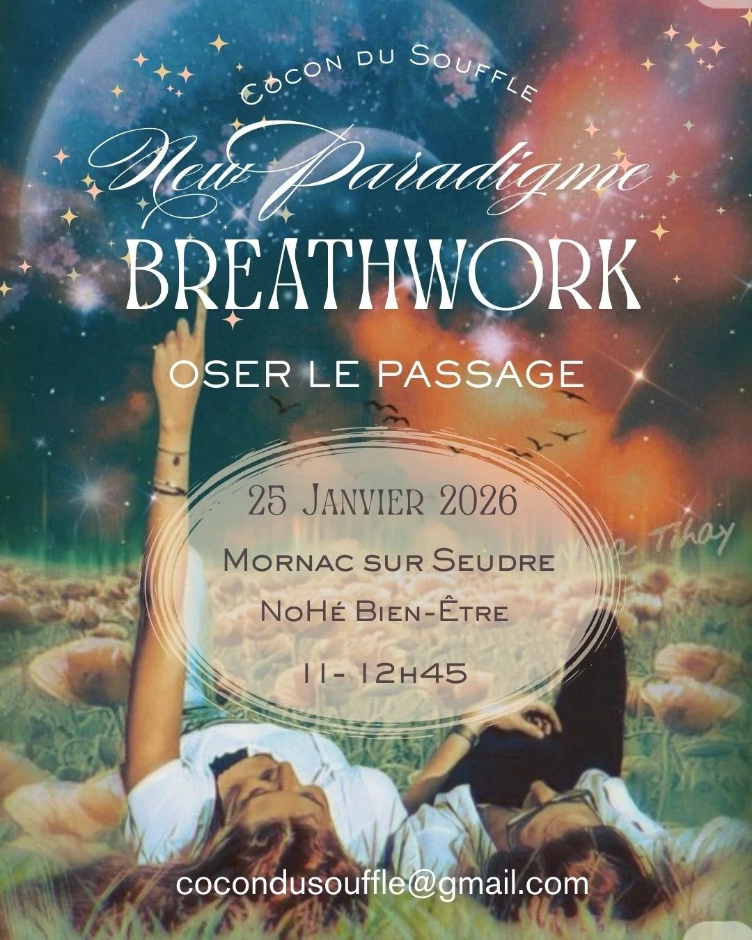 Affiche pour un atelier de respiration intitulé "Cocon du Souffle" avec des textes en français, une image d'une femme allongée dans un champ de fleurs, un ciel coloré avec des étoiles et des oiseaux.
