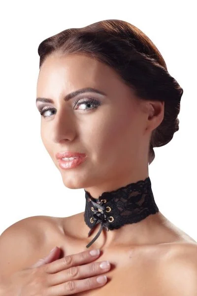 collier en dentelle avec ruban