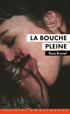 La bouche pleine