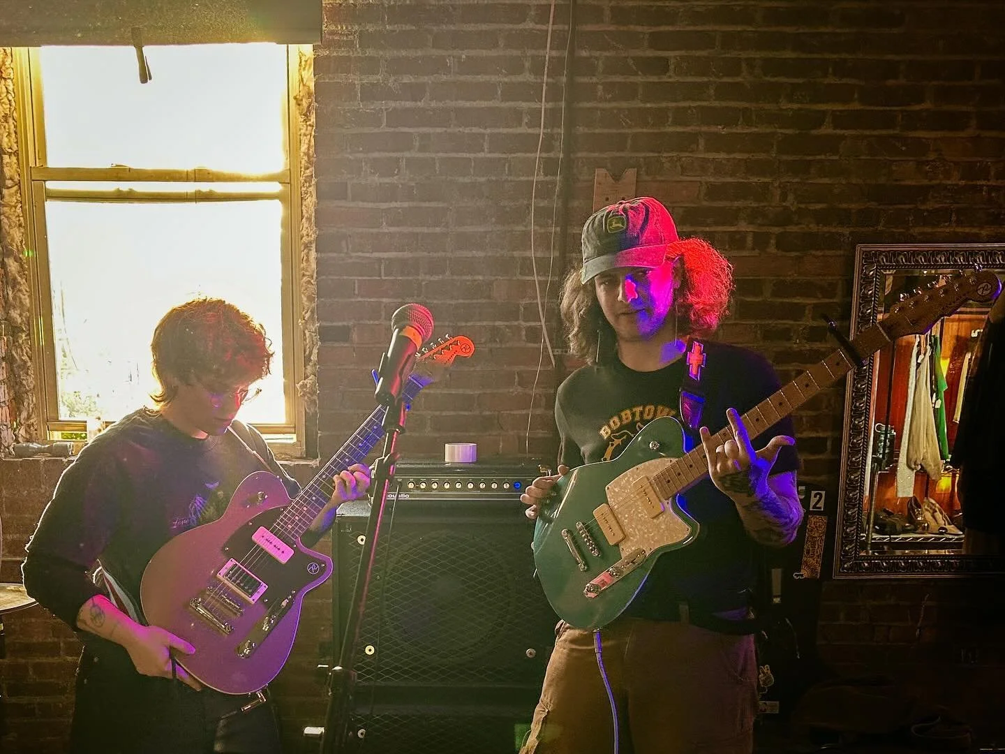 @reverendguitars got us set up real good - show at @2ndfloorportal starts at 7:30!!!!