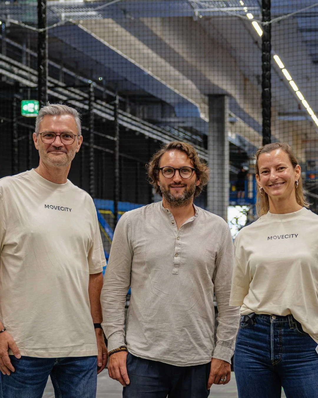 D&uuml;rfen wir vorstellen? Drei Menschen, die MOVECITY ziemlich gut kennen. 🏙️

In der Mitte: Micha. Initiator von MOVECITY, selbst in der Region zuhause und durch und durch sportbegeistert. Die Idee einer Stadt, die Menschen &uuml;ber Bewegung zus