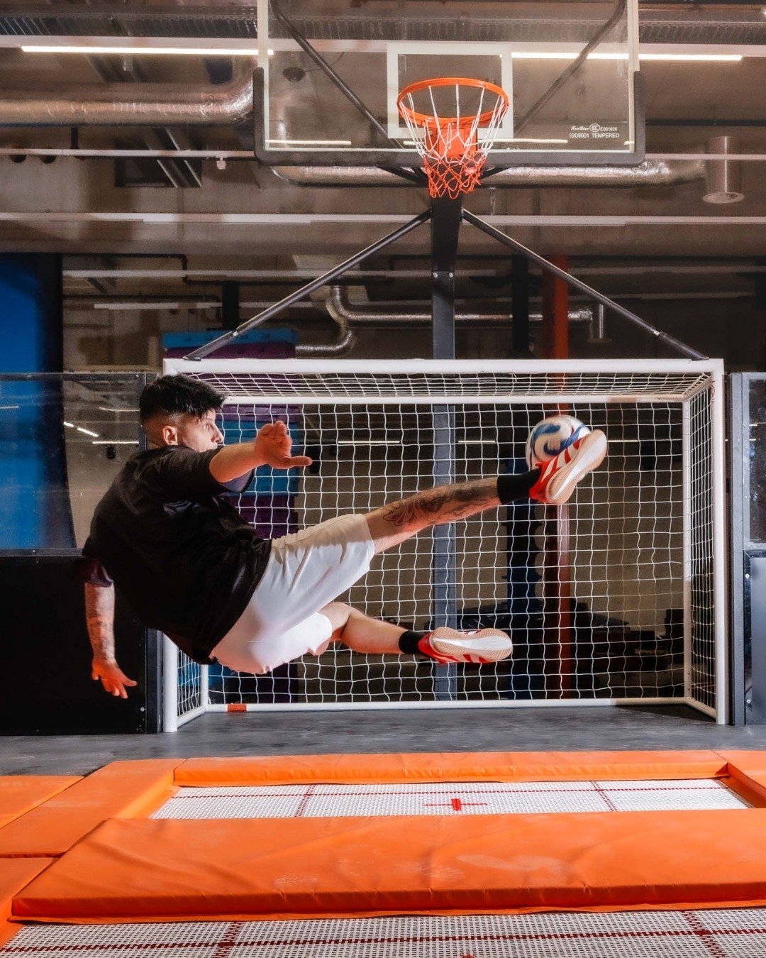 Willkommen in Europas erster Flying Dunk Arena. 🤩
Hier verschmelzen Basketball, Fussball und Trampolinspr&uuml;nge zu einem einzigartigen Sport voller Action, Teamgeist und Adrenalin.

Jetzt Slot buchen und selbst testen!

#movecity #indoorsport