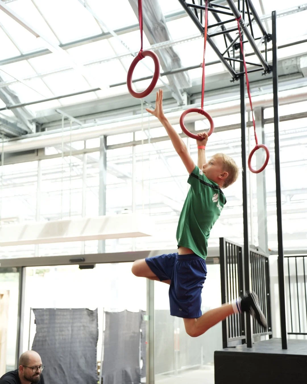 Die h&auml;ngenden Ringe fordern nicht nur die Kraft, sondern auch Geschick und Koordination. Hast du es schon versucht? 👀

#movecity #ninjawarrior #parkour #indoorsport