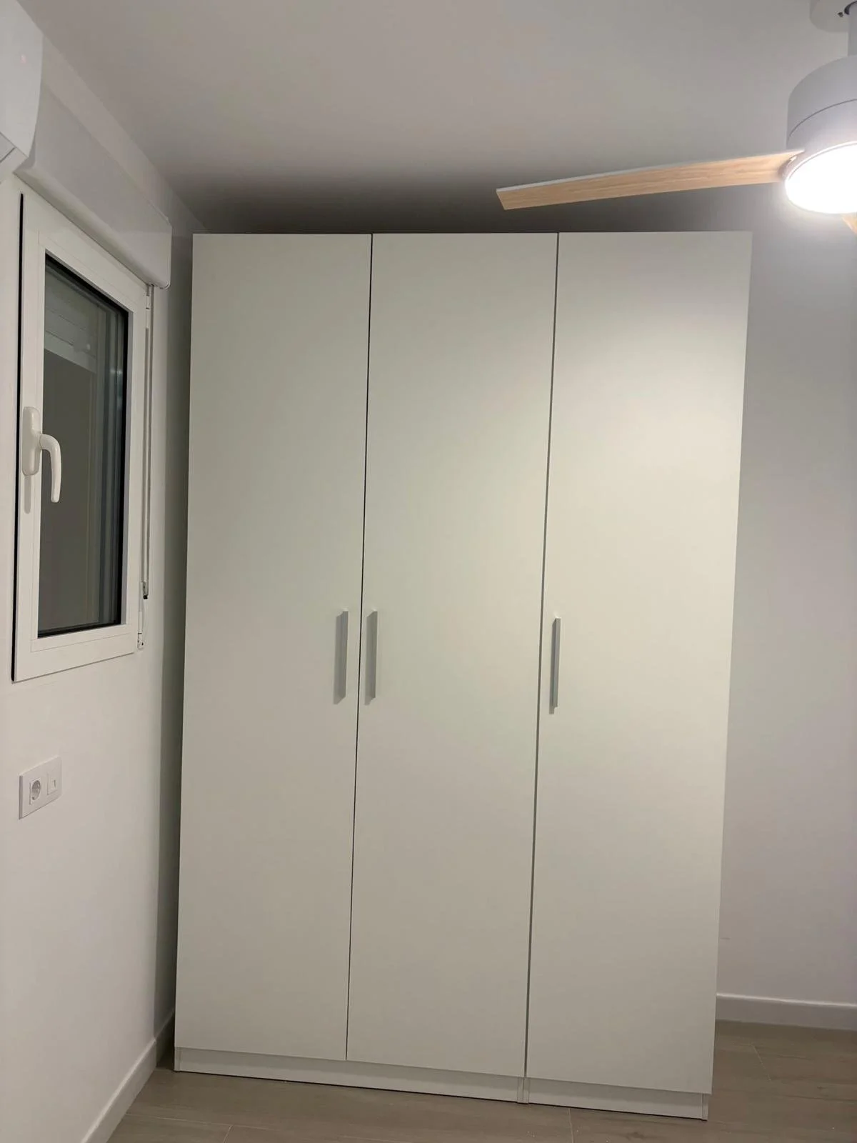 Recibidor moderno personalizado instalado en hogar en Albaida (Valencia), solución práctica de almacenaje con acabados de alta calidad.