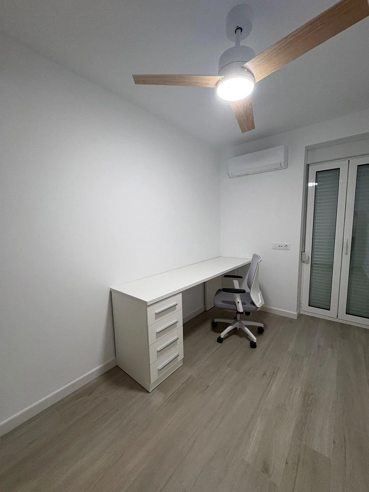 Mesa de comedor instalada en vivienda particular en Albaida (Valencia), diseño moderno en madera natural con acabado resistente y estilo elegante de Muebles Borrull.