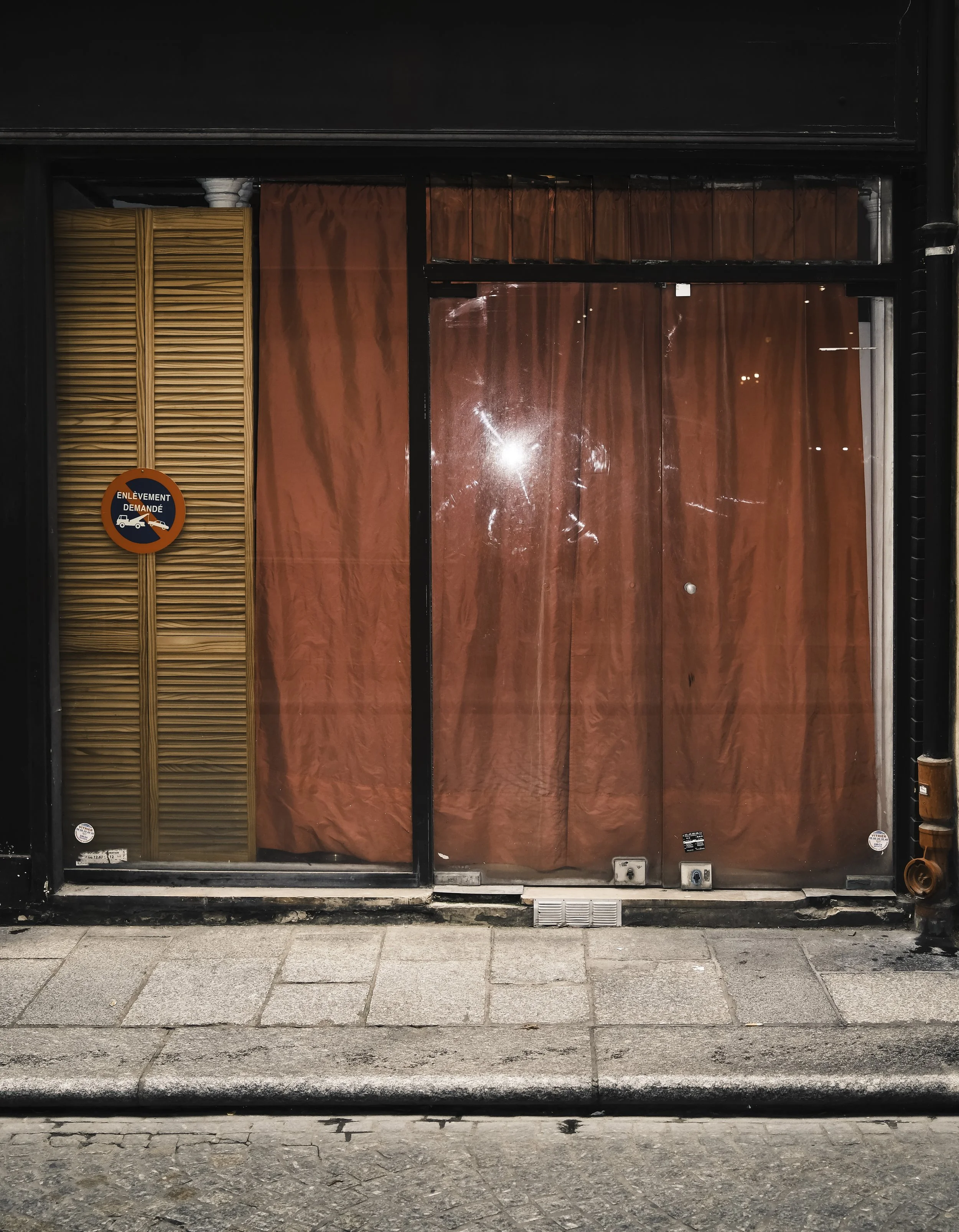 redcurtainwindowflash.jpg