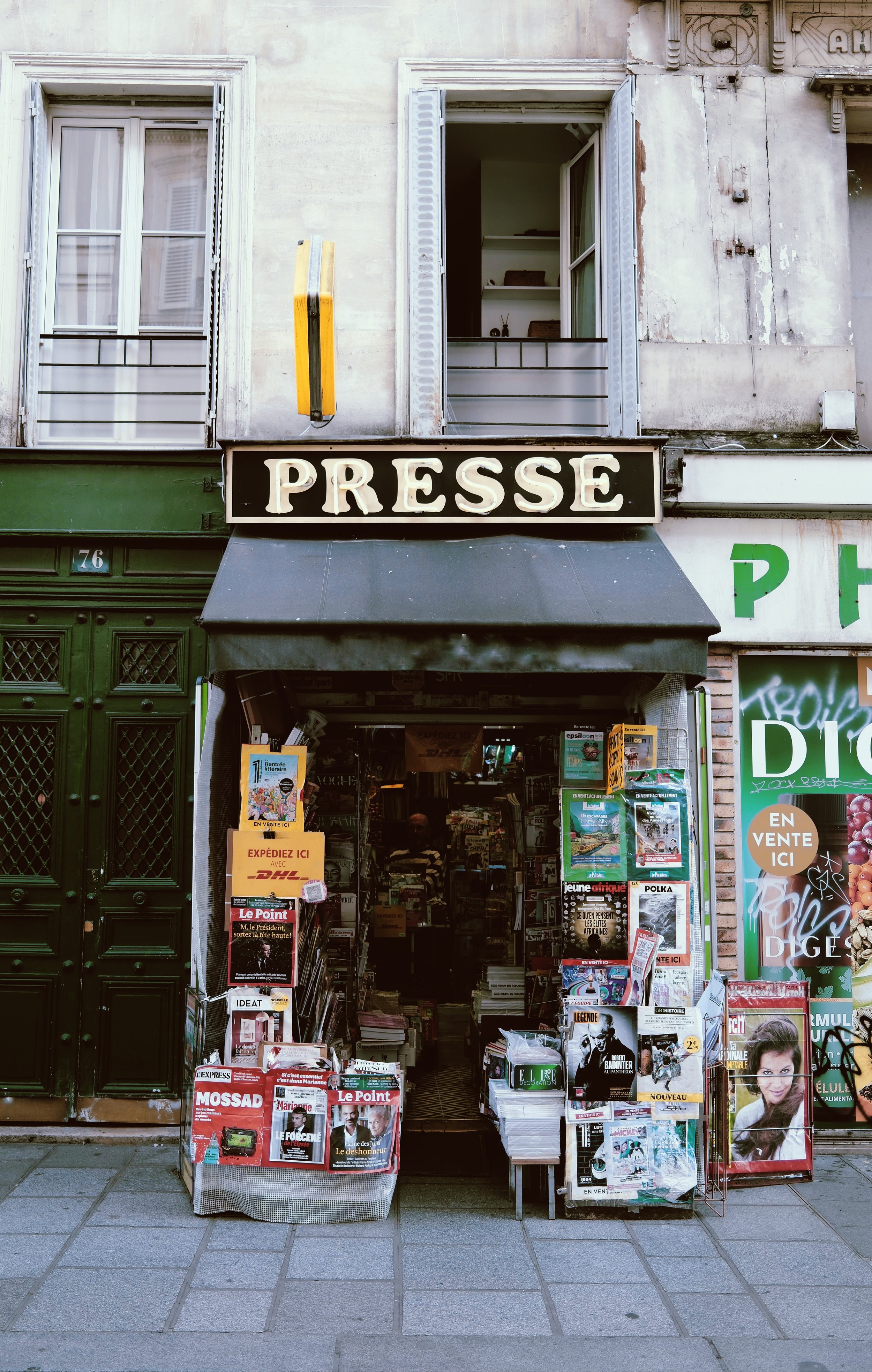 parisnewsstand.JPG