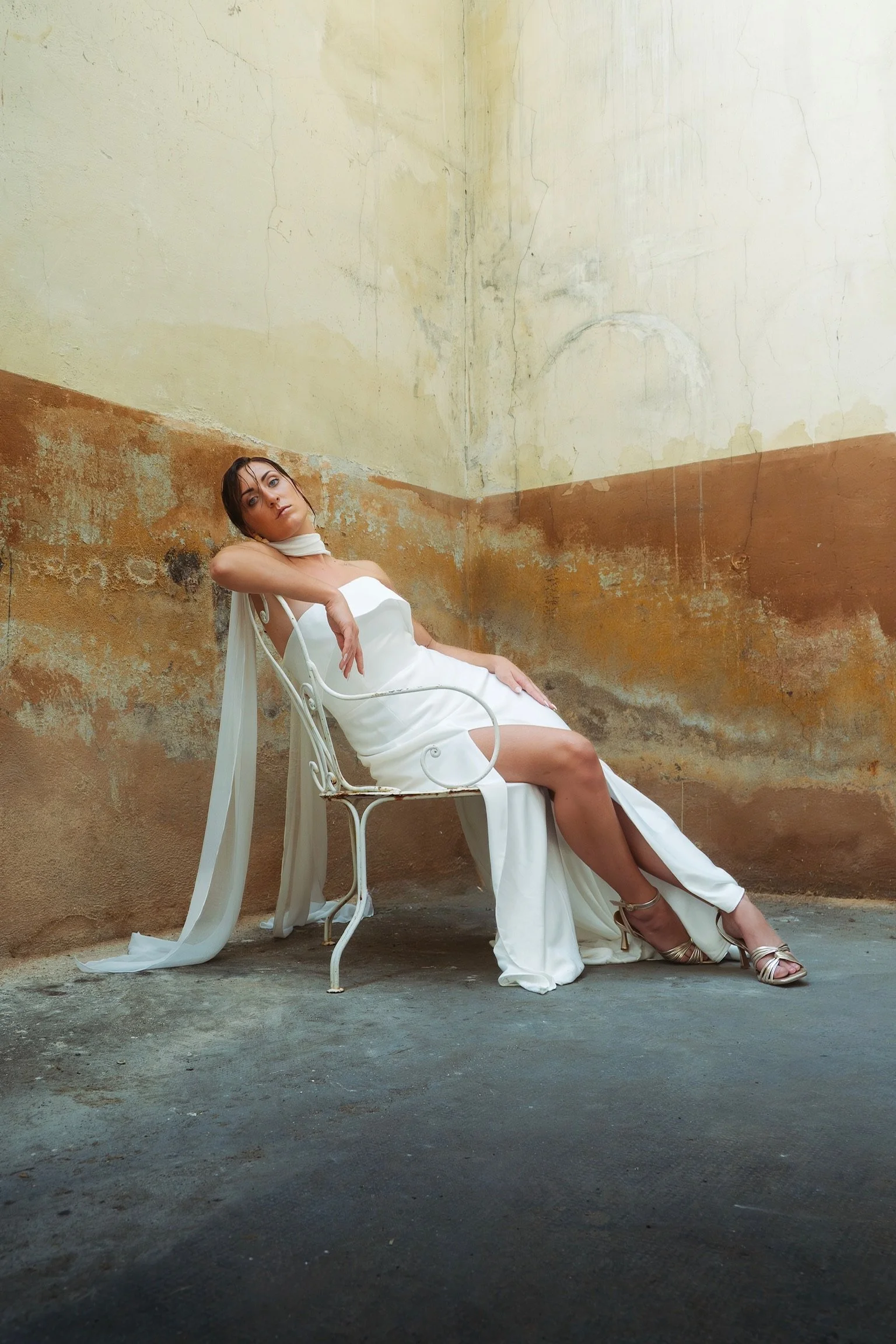 Robe de mariée Pensée et son châle en mousseline. Fabriquée à Saint Symphorien d‘Ozon 