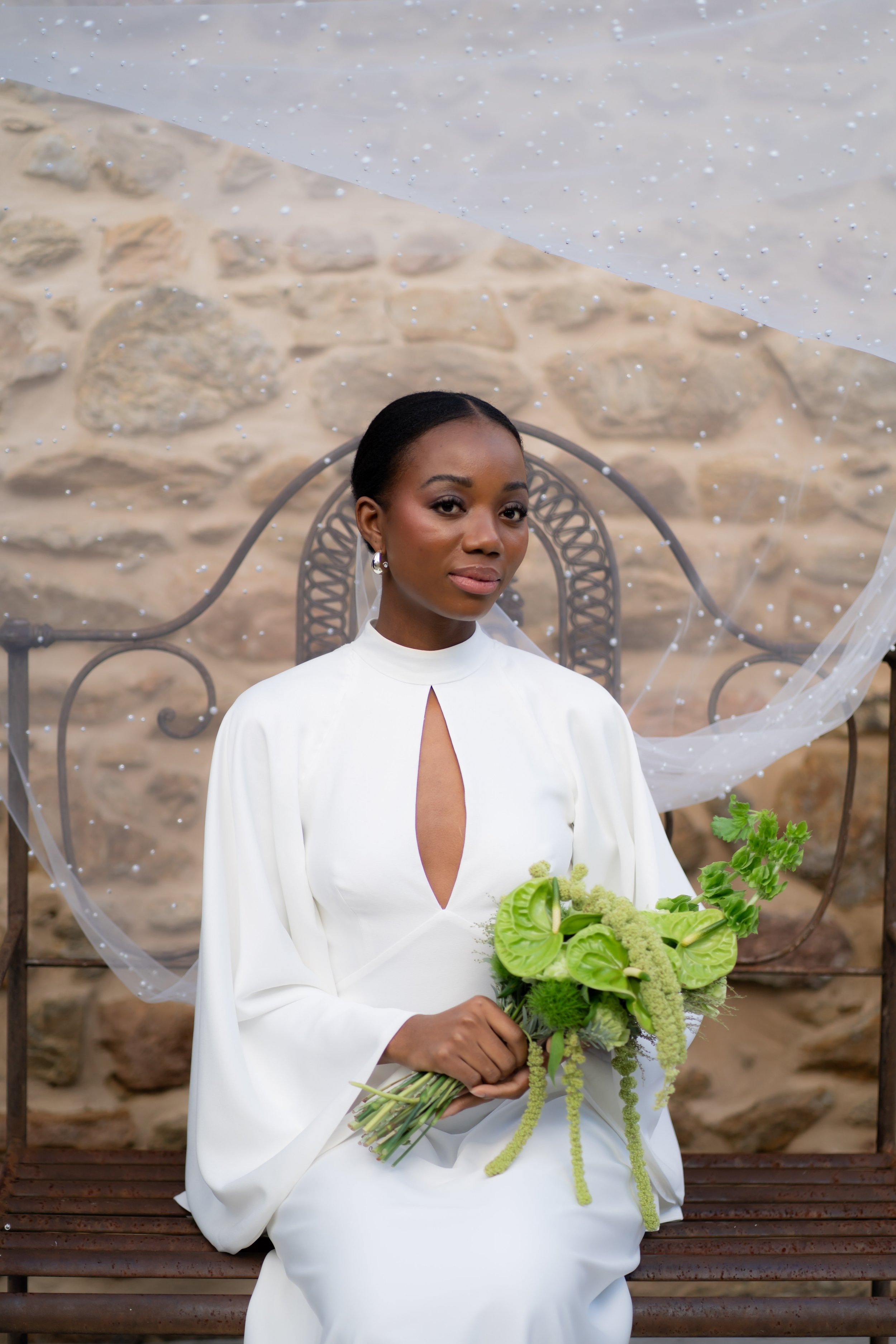 Robe de mariée Agapanthe et voile perlé fabriqués à Saint Symphorien d‘Ozon 