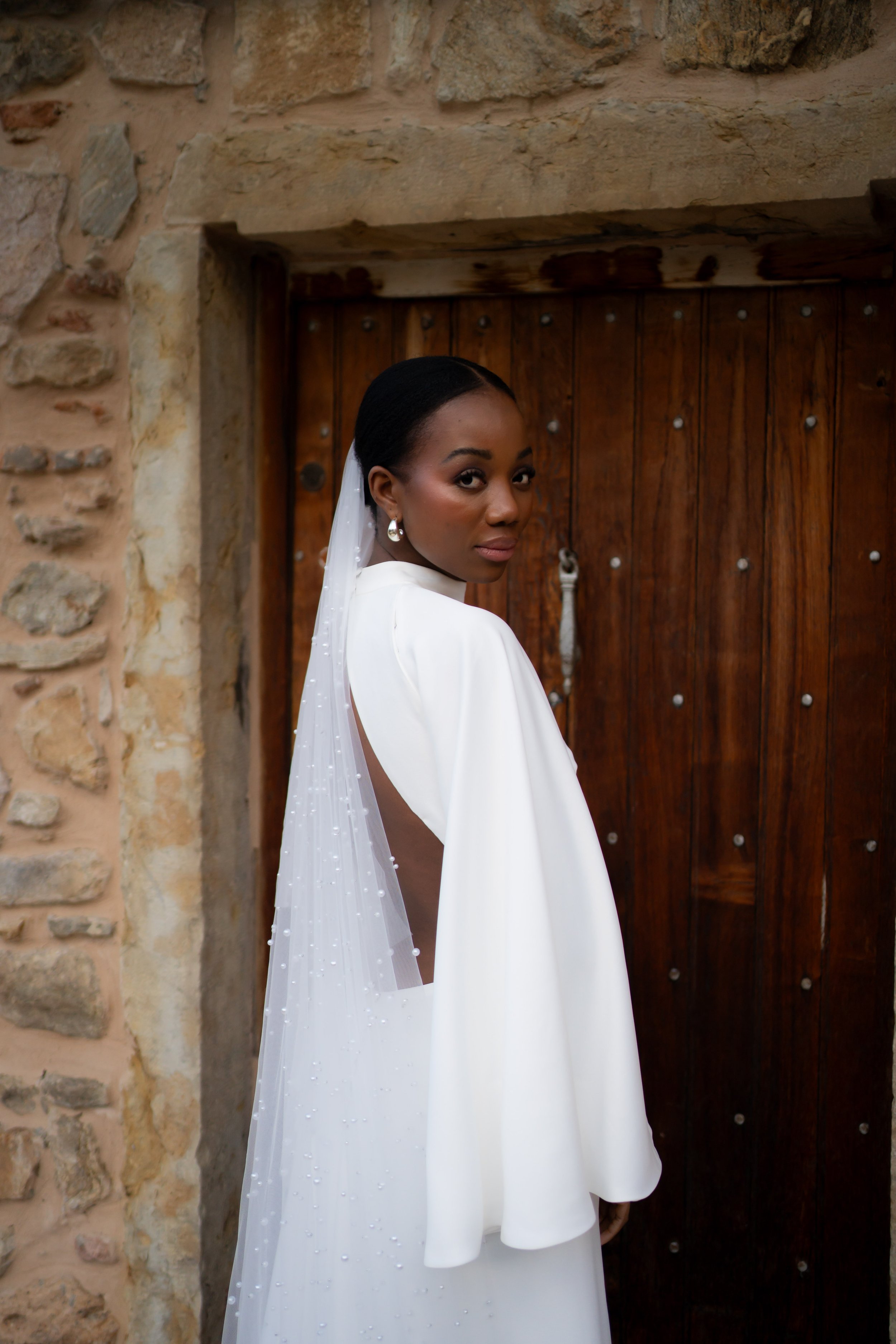 Robe de mariée Agapanthe et voile perlé fabriqués à Saint Symphorien d‘Ozon 