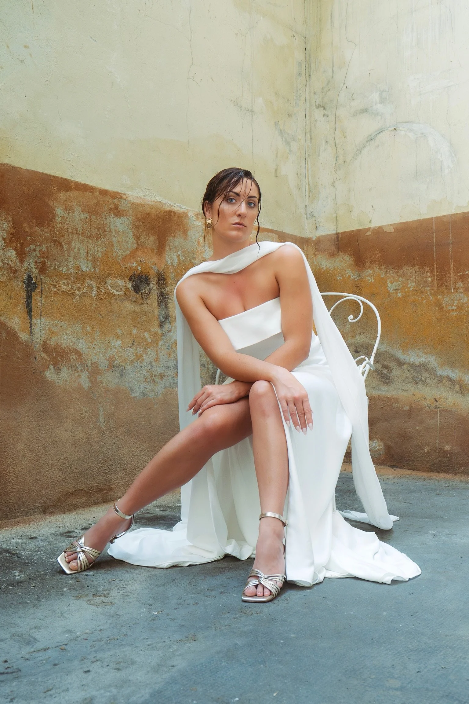 Robe de mariée Pensée et son châle en mousseline. Fabriquée à Saint Symphorien d‘Ozon 