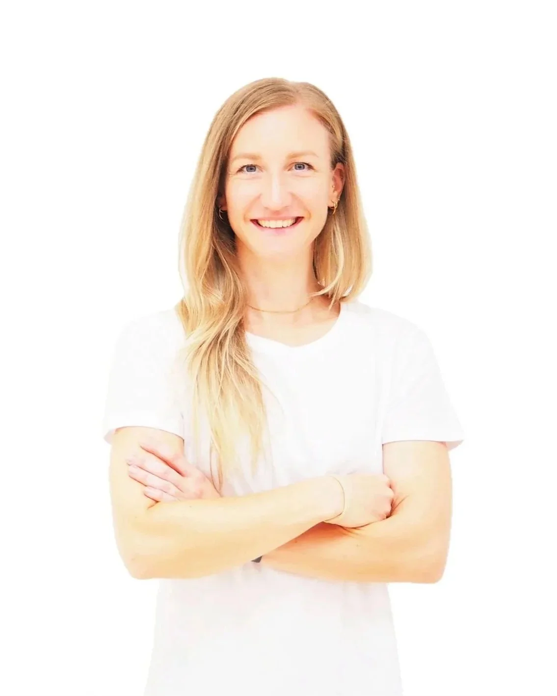 Eine junge lachende Frau mit langen, blonden Haaren, weißem T-Shirt und den Armen verschränkt, vor weißem Hintergrund. Die Frau ist Lisa Schatzl, BSc. MA, Physiotherapeutin, Bobath Therapeutin.