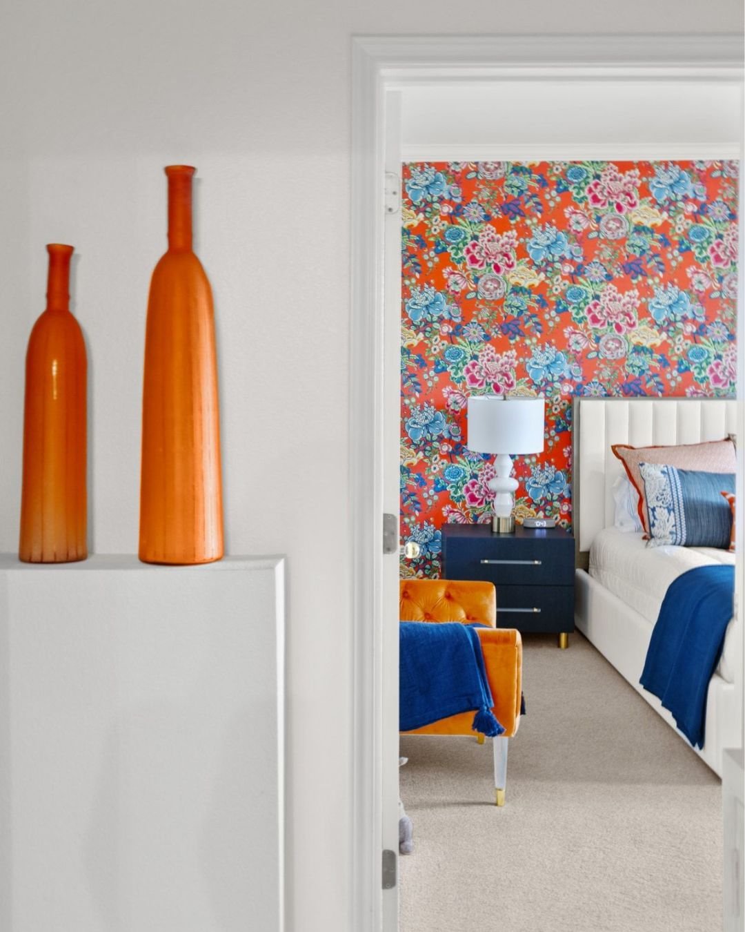 The statement piece lives on the opposite side of the room, a stunning bed framed by dramatic wallpaper. It speaks for itself. No further words needed. 

#robin_bond_interiors #luxurious #urban #curated #austin_interior_design #contemporary_interiors