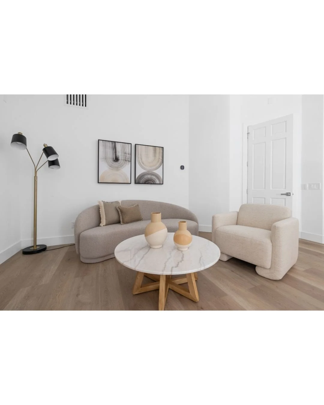 The opposite view of the downstairs guest suite features the full sitting area, offering a place for guests to kick back and read, have morning coffee, or visit in private

#robin_bond_interiors #luxurious #urban #curated #austin_interior_design #con